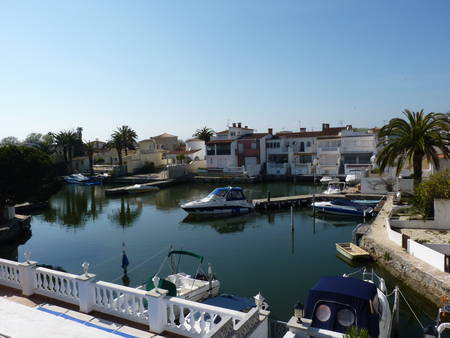 Location maison dans petit port près de la mer et des commerces.
