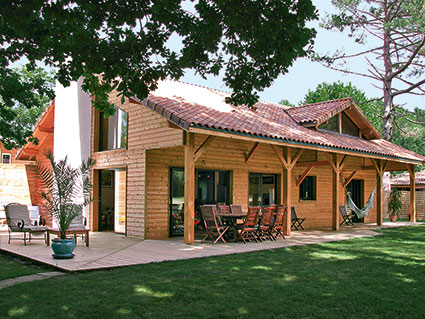 Belle maison traditionnelle en pin des landes.