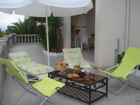 Appartement en rez-de-villa, avec vue sur le maquis et à 5 minutes des plages.