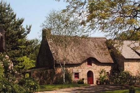 Gîte traditionnel Breton tout confort, décoré avec goût, dans cadre verdoyant.