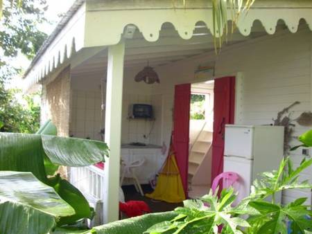 Bungalows créoles à 10 minutes à pied de la plage et des commerces.