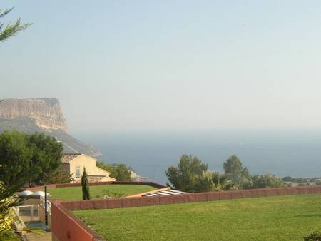 Cassis 2 pièces avec grande terrasse et garage. Vue mer Baie et Cap Canaille.