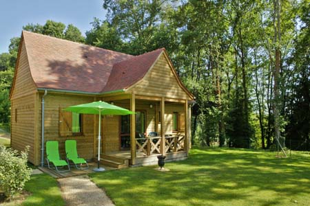Hameau de 10 maisons en bois autour d'une piscine chauffée proche de Sarlat