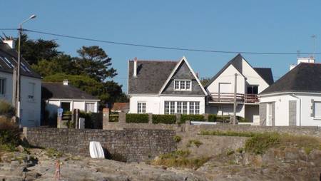 Maison au bord de l'eau, plage du Pérello, près de Lomener.