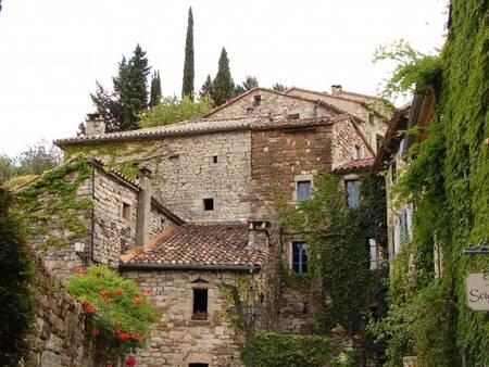 Location gîte dans villa à Mercuer à 5 km de Aubenas et Vals Les Bains.