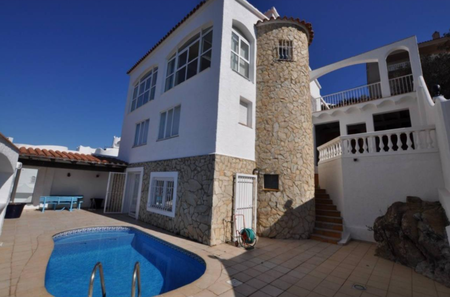 Roses, maison avec piscine et tennis, vue sur la montagne et sur la mer.