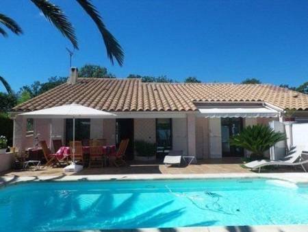 Location villa avec piscine dans domaine sécurisé à Fréjus.