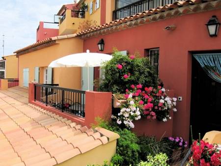 Petite maison mitoyenne vue mer à 2 km des plages avec grande piscine.