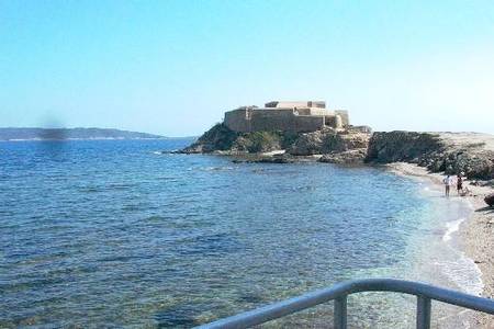 Location appartement Giens vue sur mer face à l'île de Porquerolles.
