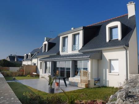 Grande maison neuve face à l'océan avec une vue imprenable.