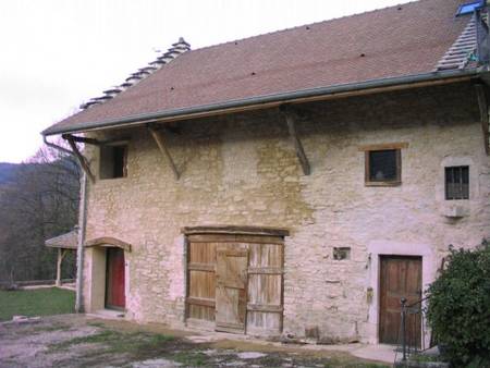 Location ferme en pierre du Bugey avec magnifique vue sur les montagnes.