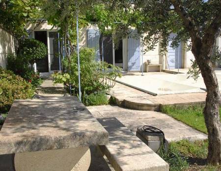  Maison indépendante avec piscine privée sécurisée et jardin clos de murs. 