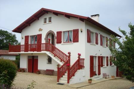 Appartement dans villa face aux Pyrénées et à proximité des plages basques. 