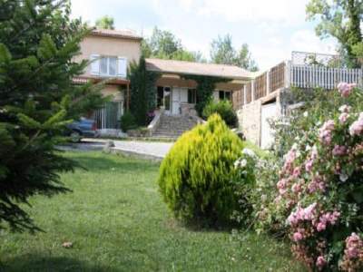 Location gîte pour 12 personnes avec piscine privée.