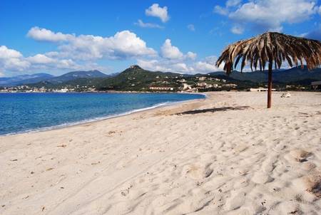 Les pieds dans l'eau dans la baie de Sagone.