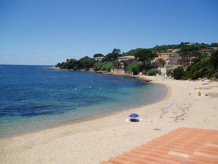 Loue studio 2 personnes en Corse, bord de mer.