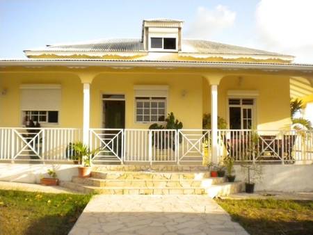 Location villa avec piscine 10 personnes.