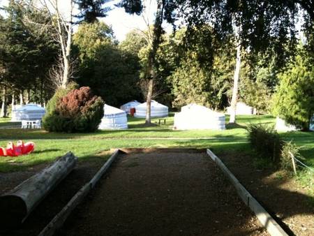 Village de yourtes entre Saint-Malo et Dinan.
