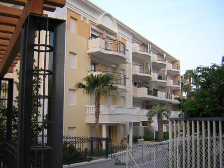 Location meublé de tourisme en centre ville à 350m des plages et ports.