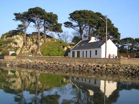 Location les pieds dans l'eau vue mer à deux pas des plages.