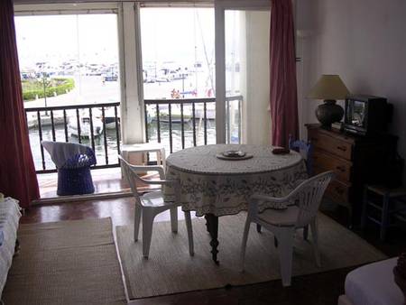 Port Grimaud, grand studio calme face mer et Saint Tropez.