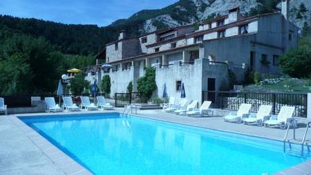 Gîtes avec piscine et tennis à 80 km de Nice. Région Gorges du Verdon.