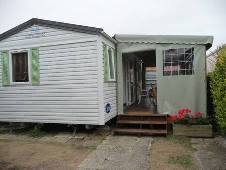 Location mobil home dans parc résidentiel à 300 mètres de la plage.