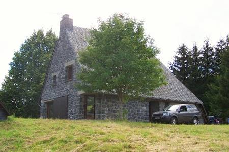 Au pied du Puy Mary, chaine des volcans, maison de caractère.