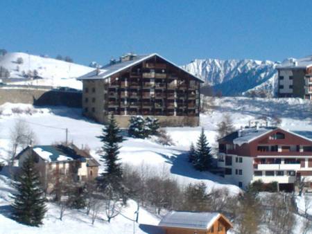 Location, 2 pièces, plein sud, grand balcon, vue dégagée montagne.