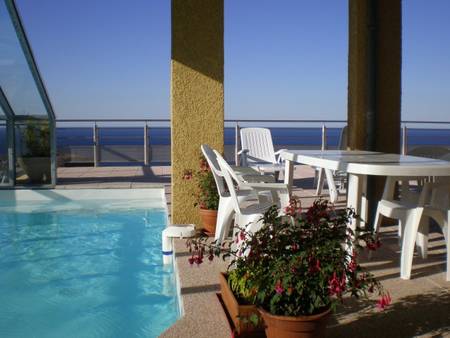 Appartement avec piscine en terrasse, vue mer panoramique, 200m des criques.