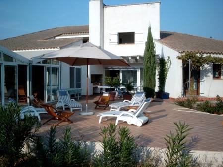 Location  avec piscine et spa chauffés, hammam-saunas.