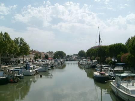 Mas Provençal en pleine campagne proche de Beaucaire et Tarascon (5 km).