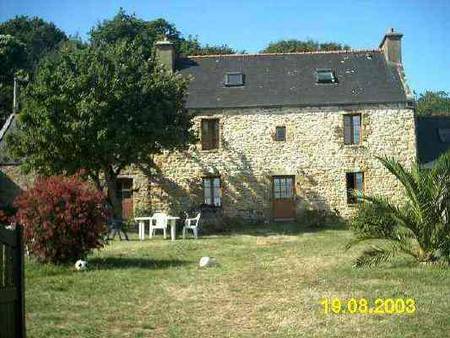 Maison en pierre à proximité de mer sur la Presqu'île de Crozon.