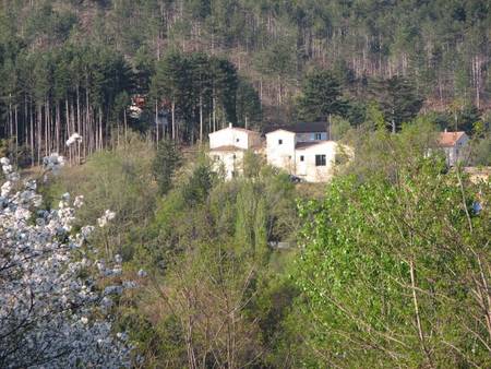 Gîte pour 5 à 9 personnes, sur les hauteurs de Dieulefit, en bordure de forêt.