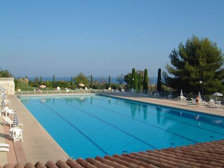 2p dans résidence luxueuse. Vue mer imprenable et piscine olympique privée.