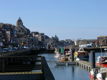 Location maison de ville avec cour et salon de jardin à 1000 m des plages.