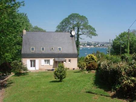 Maison les pieds dans l'eau à 50 m. de la mer à Plougastel-Daoulas, Bretagne.
