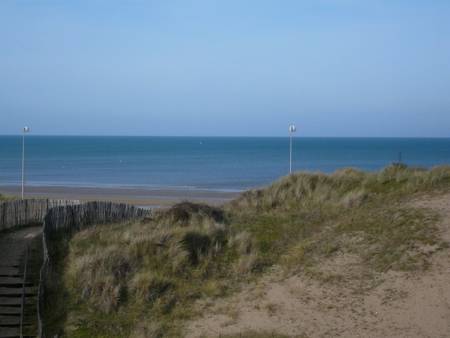 Location appartement vue sur mer sans route à traverser les pieds dans l'eau.