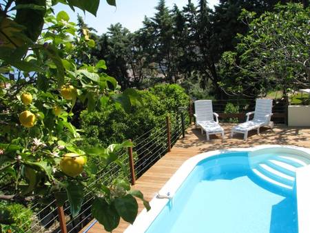 Appartement dans villa, vue mer, jardin et piscine.