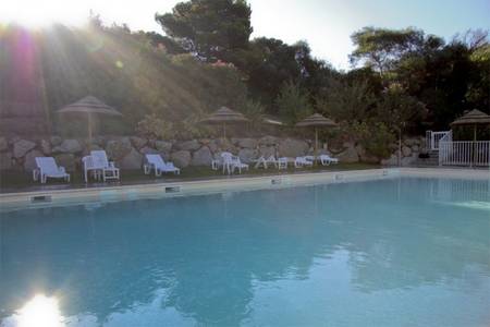 Mini villa neuve avec piscine, vue panoramique sur la mer, à 1km des plages.