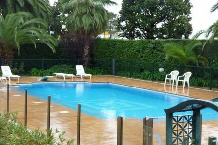 Magnifique studio avec jardin/terrasse à deux pas des plages, près de Nice.