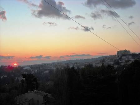 Location agreable studio meuble 30m2 cures et vacances a Greoux