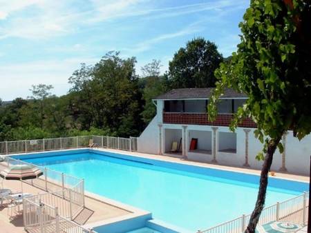 Locations de vacances de 2 à 8 personnes avec piscine, tennis.