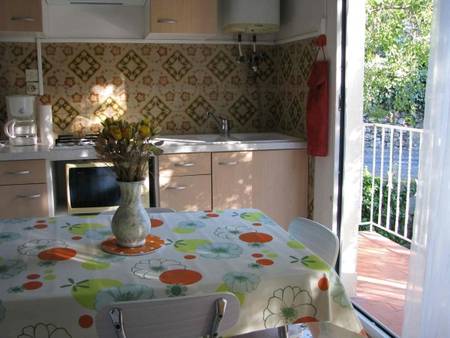 Location studio dans village  au pied de la montagne et à 10 min de la mer.