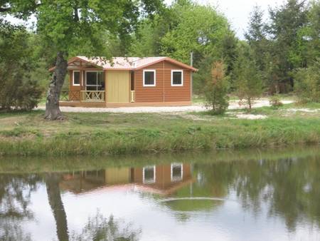 Location chalets en Sologne en bordure d'étangs poissonneux.