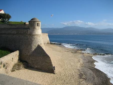 Location studio Ajaccio, vieille ville, citadelle, 100 mètres plage.