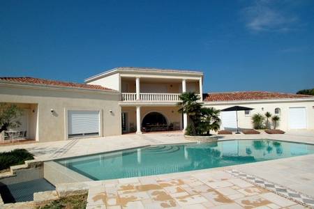 Villa de standing 200m² piscine privée 12X6, 23 km des plages.