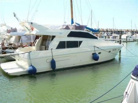 Yacht de 14m à quai au port de Golfe-Juan situation exeptionnelle