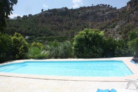 Idéal pour 2 familles, piscine, plage à 15 minutes, tranquilité. 