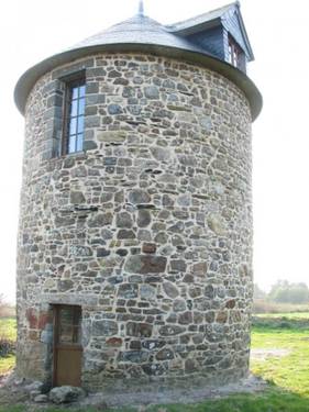 Moulin à vent vue mer près des plages.